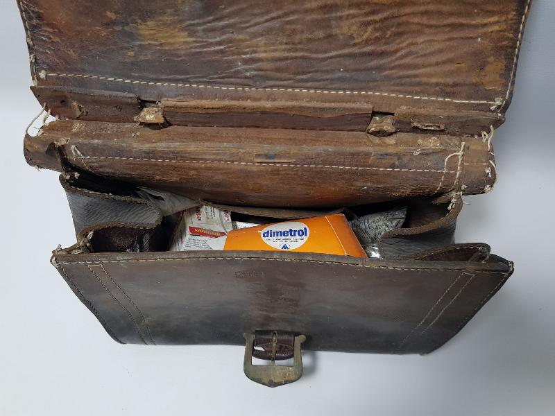 İÇİNDE İLAÇLARIYLA BİRLİKTE ANTİKA VETERİNER ÇANTASI 