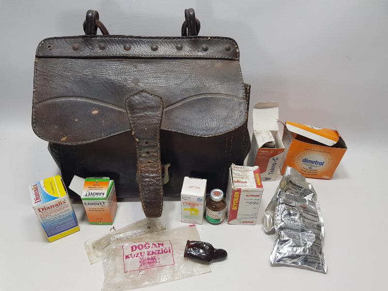 İÇİNDE İLAÇLARIYLA BİRLİKTE ANTİKA VETERİNER ÇANTASI 