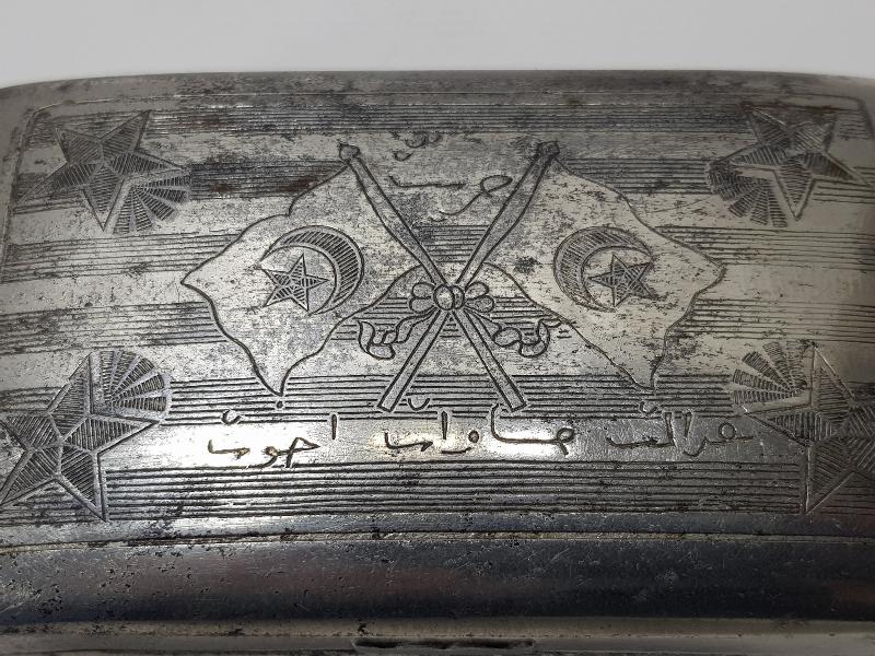 MEŞRUTİYET TEMALI, AY YILDIZLI VE OSMANLICA YAZILI TÜTÜN TABAKASI