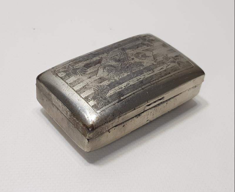 MEŞRUTİYET TEMALI, AY YILDIZLI VE OSMANLICA YAZILI TÜTÜN TABAKASI