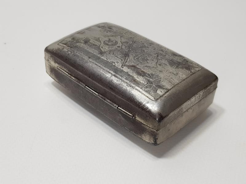 MEŞRUTİYET TEMALI, AY YILDIZLI VE OSMANLICA YAZILI TÜTÜN TABAKASI