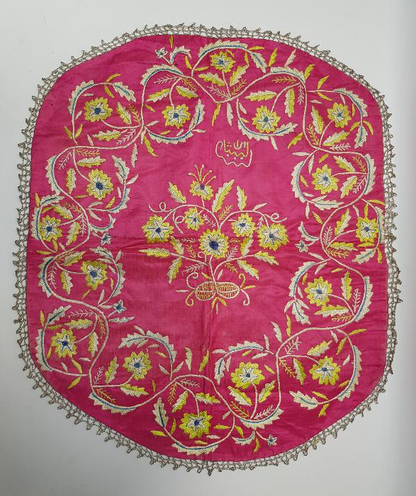 OSMANLI DÖNEMİ ÇİÇEK İŞLEMELİ MAŞALLAH YAZILI İPEK ÖRTÜ