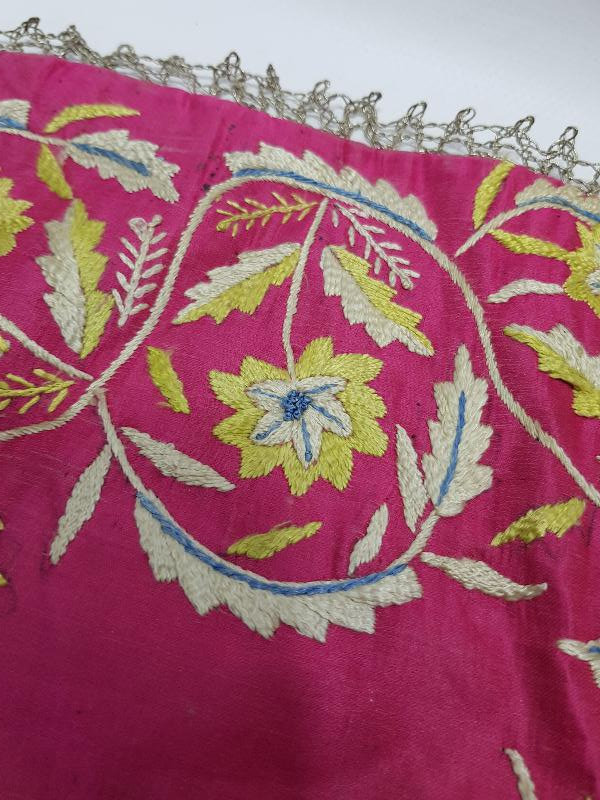 OSMANLI DÖNEMİ ÇİÇEK İŞLEMELİ MAŞALLAH YAZILI İPEK ÖRTÜ