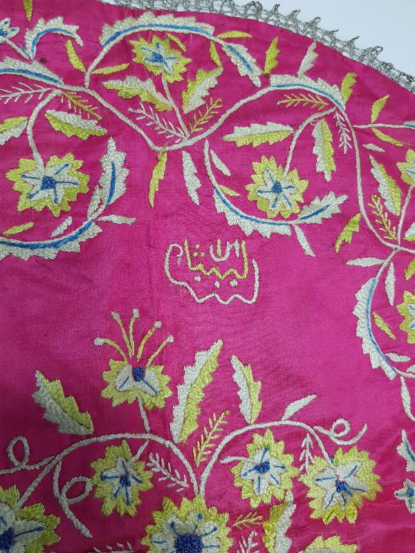 OSMANLI DÖNEMİ ÇİÇEK İŞLEMELİ MAŞALLAH YAZILI İPEK ÖRTÜ