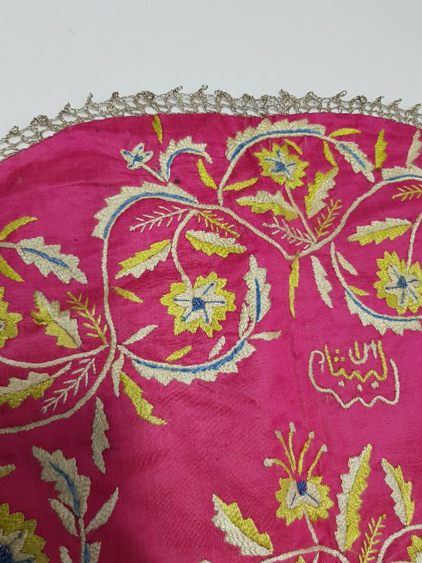 OSMANLI DÖNEMİ ÇİÇEK İŞLEMELİ MAŞALLAH YAZILI İPEK ÖRTÜ