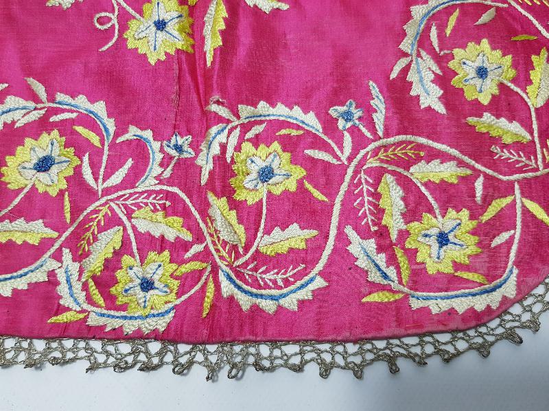 OSMANLI DÖNEMİ ÇİÇEK İŞLEMELİ MAŞALLAH YAZILI İPEK ÖRTÜ