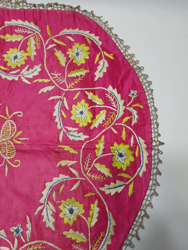 OSMANLI DÖNEMİ ÇİÇEK İŞLEMELİ MAŞALLAH YAZILI İPEK ÖRTÜ