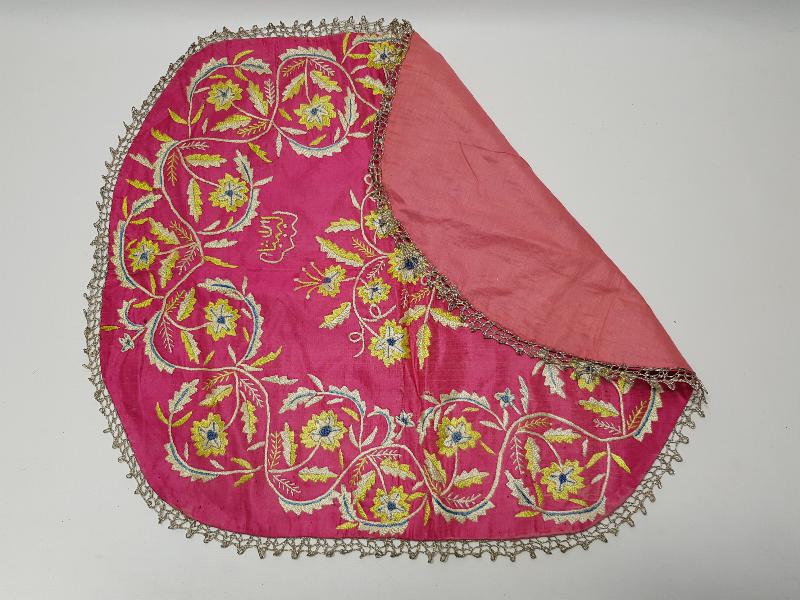 OSMANLI DÖNEMİ ÇİÇEK İŞLEMELİ MAŞALLAH YAZILI İPEK ÖRTÜ