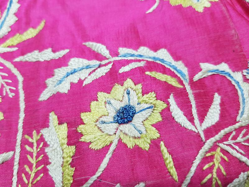 OSMANLI DÖNEMİ ÇİÇEK İŞLEMELİ MAŞALLAH YAZILI İPEK ÖRTÜ