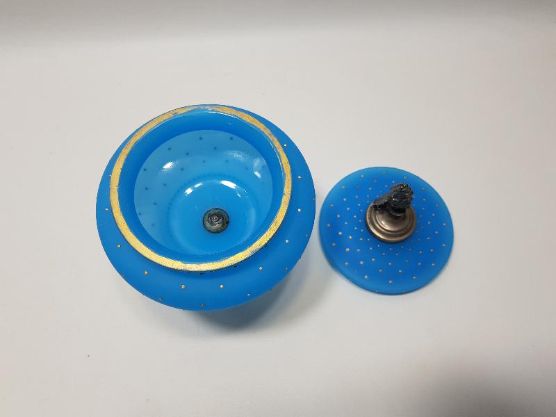 OSMANLI DÖNEMİ GÜMÜŞ AYAKLI VE APLİKLİ MAVİ OPAL BONBONİYER