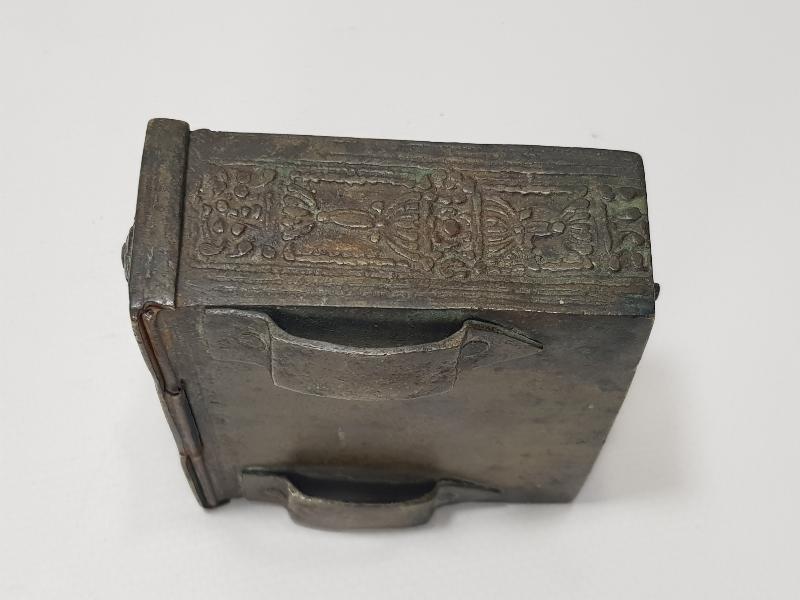 OSMANLI DÖNEMİ KABARTMA İŞÇİLİKLİ BRONZ ÇAPUTLUK