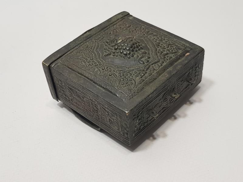 OSMANLI DÖNEMİ KABARTMA İŞÇİLİKLİ BRONZ ÇAPUTLUK