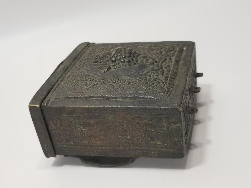 OSMANLI DÖNEMİ KABARTMA İŞÇİLİKLİ BRONZ ÇAPUTLUK