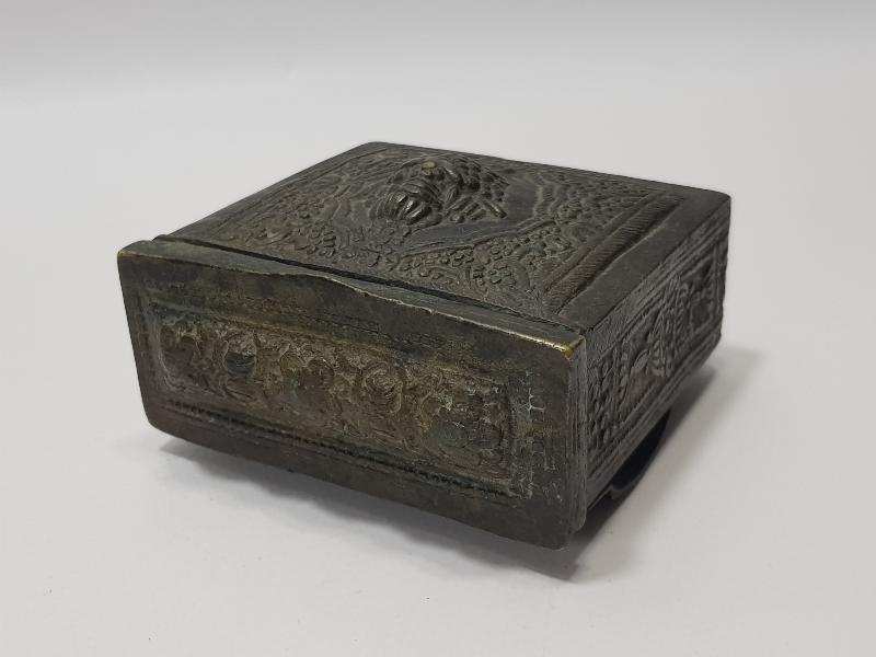 OSMANLI DÖNEMİ KABARTMA İŞÇİLİKLİ BRONZ ÇAPUTLUK