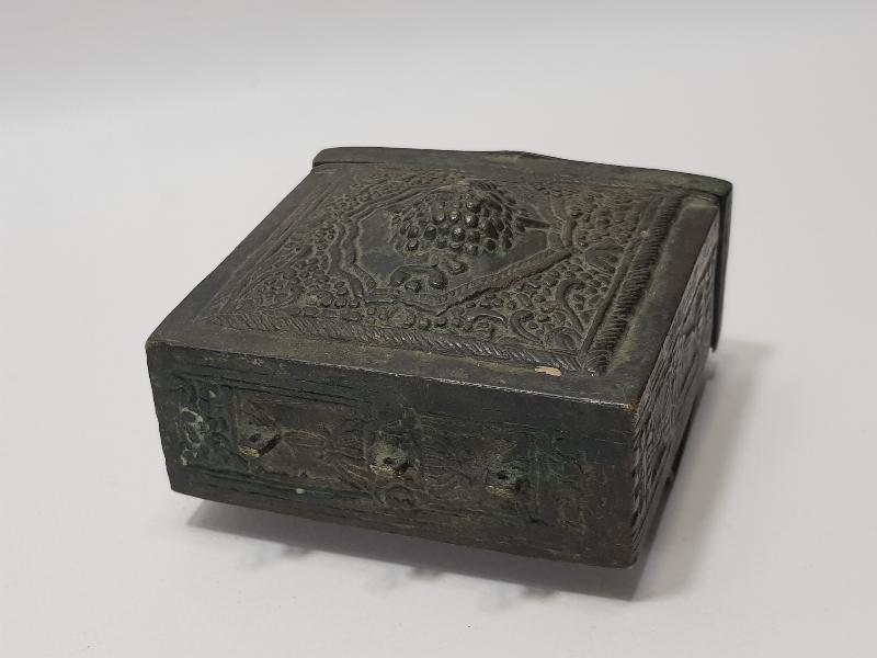 OSMANLI DÖNEMİ KABARTMA İŞÇİLİKLİ BRONZ ÇAPUTLUK