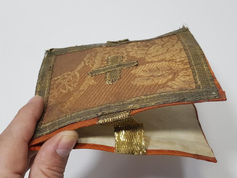 OSMANLI DÖNEMİ RUM İŞİ SIRMA İŞLEMELİ PAPAZ KOLLUKLARI VE DUA KABI