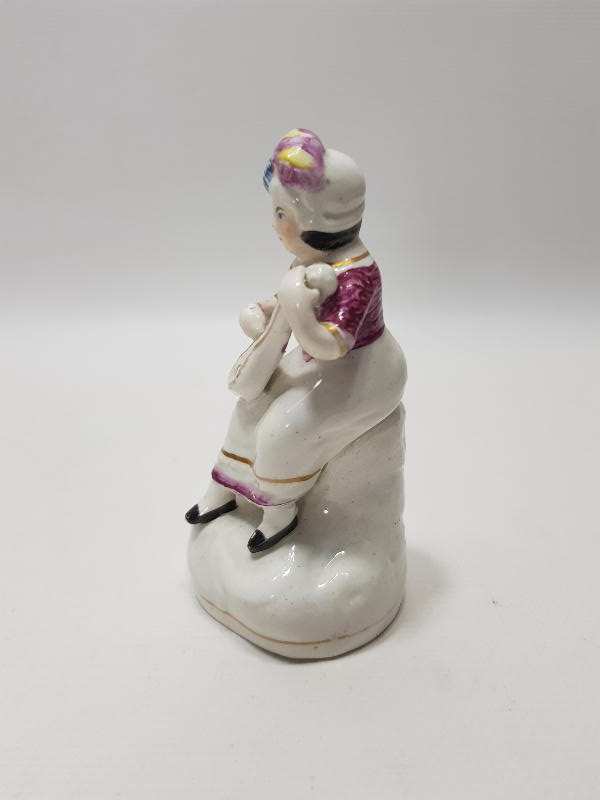 ANTİKA PORSELEN MÜZİSYEN KADIN BİBLOSU