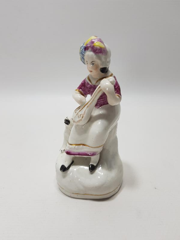 ANTİKA PORSELEN MÜZİSYEN KADIN BİBLOSU