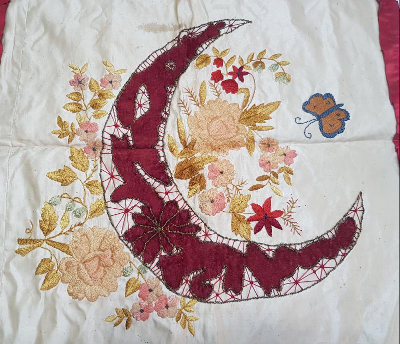 OSMANLI DÖNEMİ HİLAL İŞLEMELİ İPEK DUVAR PANOSU