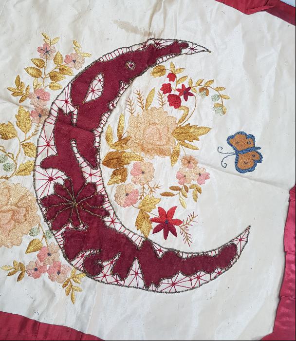 OSMANLI DÖNEMİ HİLAL İŞLEMELİ İPEK DUVAR PANOSU