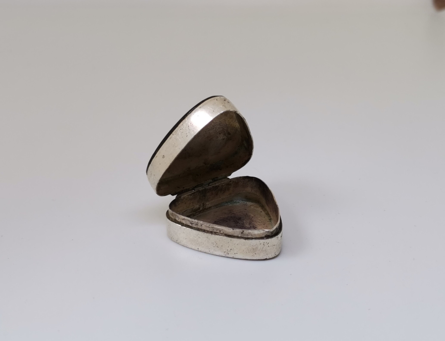 MİNE İŞÇİLİKLİ ANTİKA GÜMÜŞ KUTU