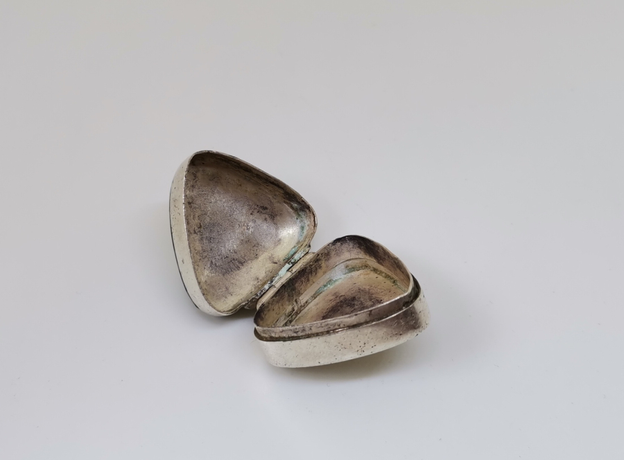 MİNE İŞÇİLİKLİ ANTİKA GÜMÜŞ KUTU