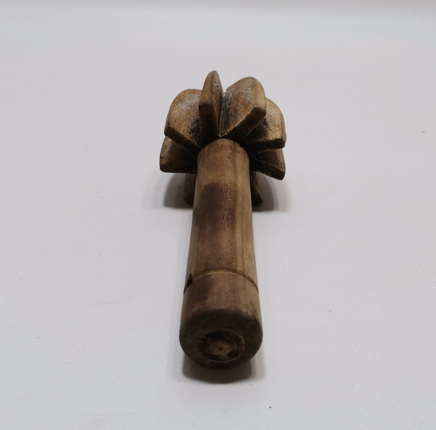 OSMANLI DÖNEMİ GÜRZ FORMUNDA YAPILMIŞ AHŞAP KİRMAN