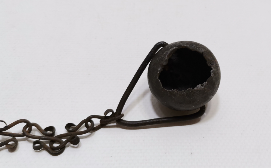 ZİNCİRİ MENGÜÇ FORMUNDA YAPILMIŞ OSMANLI DÖNEMİ TEKKE İŞİ KANDİL