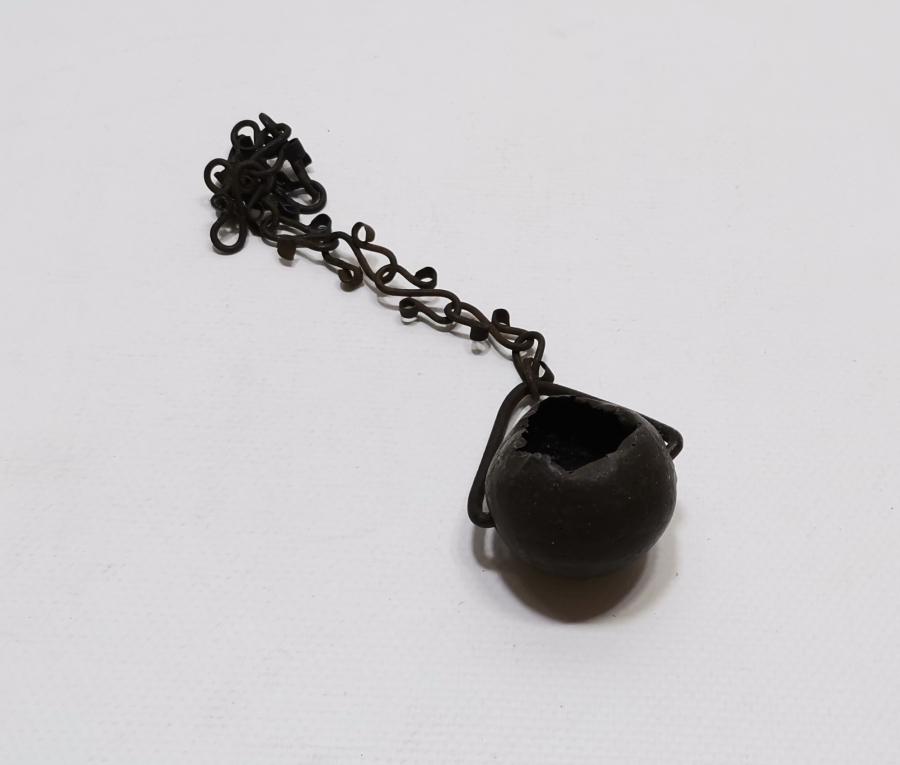 ZİNCİRİ MENGÜÇ FORMUNDA YAPILMIŞ OSMANLI DÖNEMİ TEKKE İŞİ KANDİL