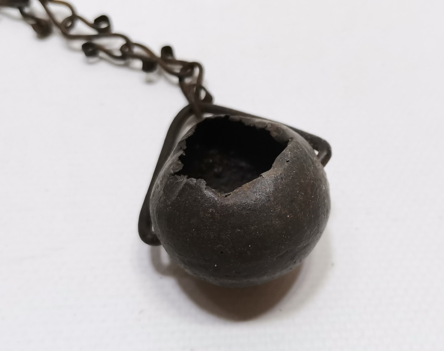 ZİNCİRİ MENGÜÇ FORMUNDA YAPILMIŞ OSMANLI DÖNEMİ TEKKE İŞİ KANDİL