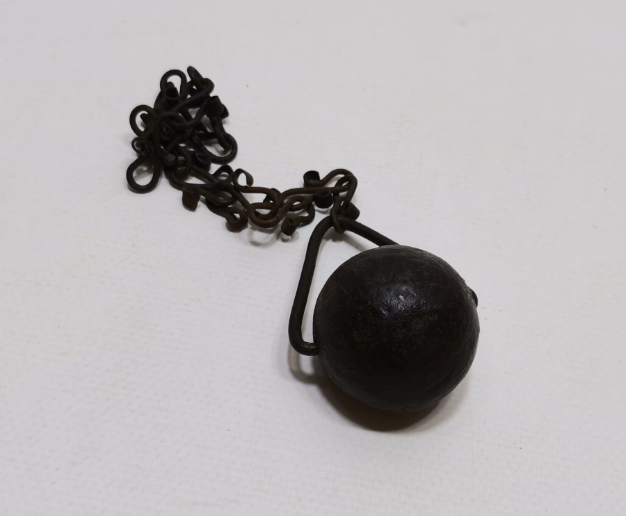 ZİNCİRİ MENGÜÇ FORMUNDA YAPILMIŞ OSMANLI DÖNEMİ TEKKE İŞİ KANDİL