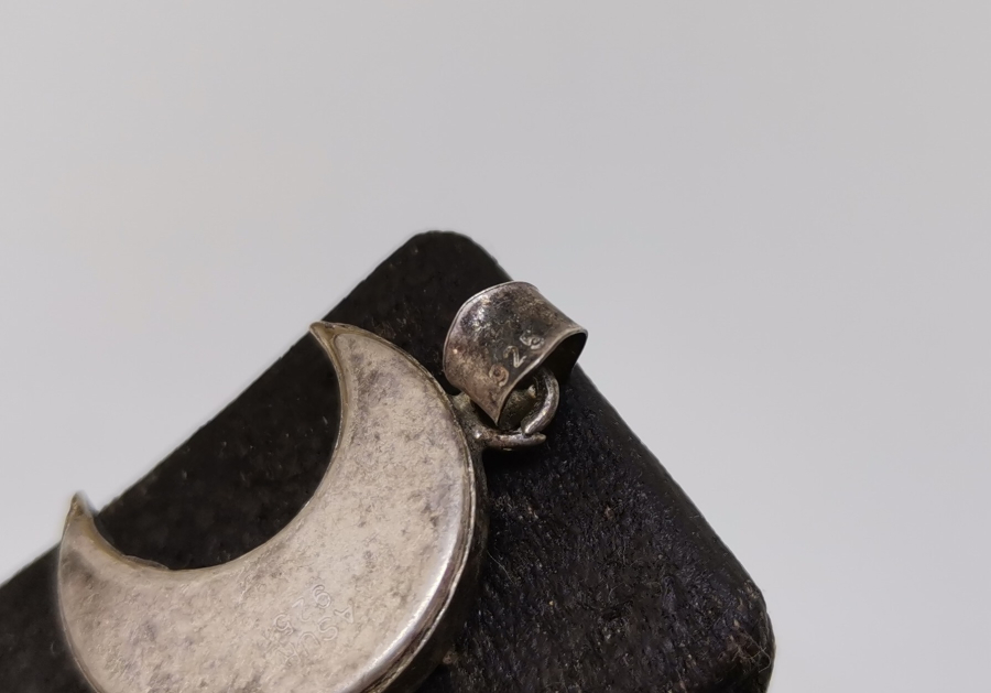 HİLAL FORMUNDA İÇİNDE DUASI İLE GÜMÜŞTEN MAMUL CEVŞEN-İ KEBİR