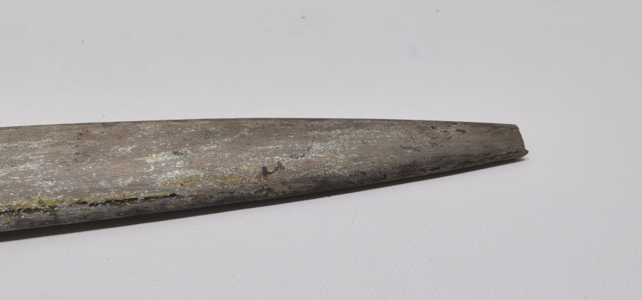 OSMANLI DÖNEMİ ÜZERİ KÖK BOYALI ÇOK NADİR ÇERKES KAMASI FORMUNDA YAPILMIŞ AHŞAP OYUNCAK