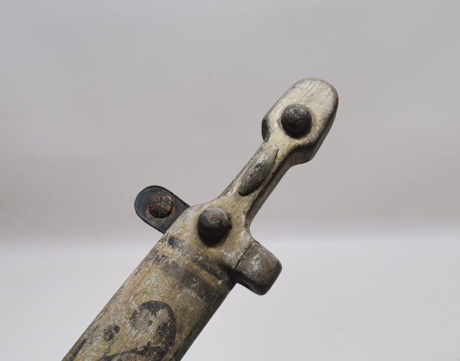 OSMANLI DÖNEMİ ÜZERİ KÖK BOYALI ÇOK NADİR ÇERKES KAMASI FORMUNDA YAPILMIŞ AHŞAP OYUNCAK