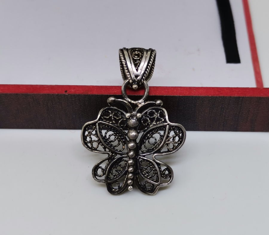 TELKARİ İŞÇİLİKLİ KELEBEK FORMUNDA YAPILMIŞ GÜMÜŞ KOLYE UCU