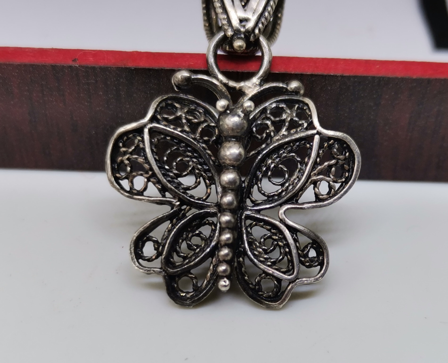 TELKARİ İŞÇİLİKLİ KELEBEK FORMUNDA YAPILMIŞ GÜMÜŞ KOLYE UCU