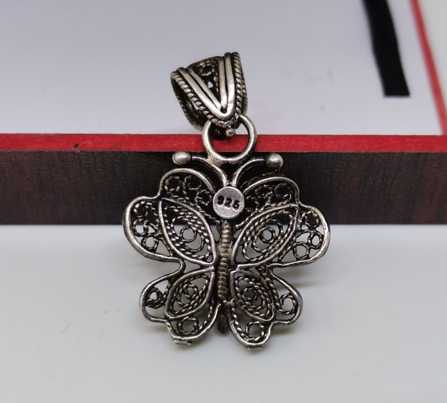 TELKARİ İŞÇİLİKLİ KELEBEK FORMUNDA YAPILMIŞ GÜMÜŞ KOLYE UCU