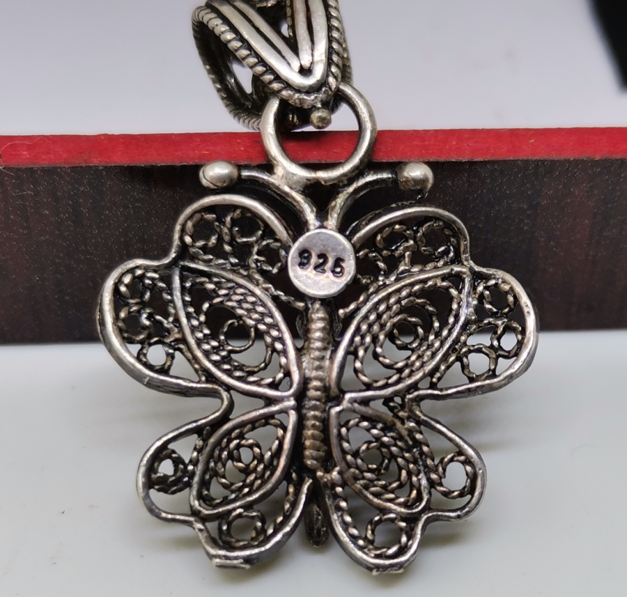 TELKARİ İŞÇİLİKLİ KELEBEK FORMUNDA YAPILMIŞ GÜMÜŞ KOLYE UCU