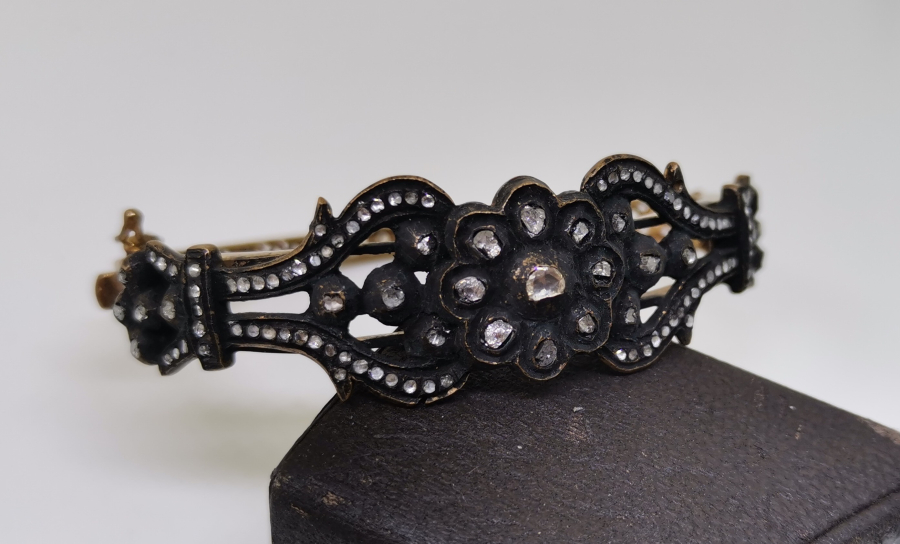 ÜZERİ ELMAS TAŞLI BİLEZİK