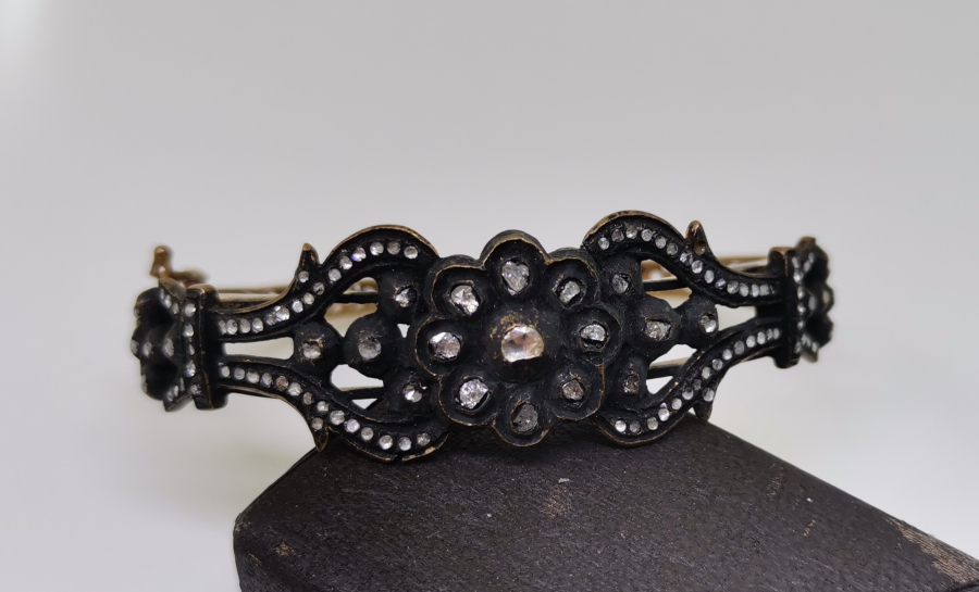 ÜZERİ ELMAS TAŞLI BİLEZİK