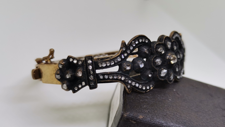 ÜZERİ ELMAS TAŞLI BİLEZİK