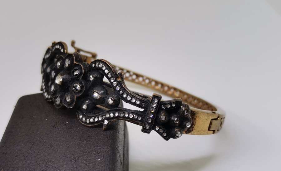 ÜZERİ ELMAS TAŞLI BİLEZİK