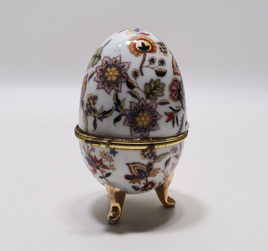 ALTIN VARAKLI YUMURTA FORMUNDA PORSELEN KAPAKLI KUTU