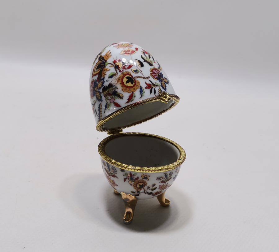 ALTIN VARAKLI YUMURTA FORMUNDA PORSELEN KAPAKLI KUTU