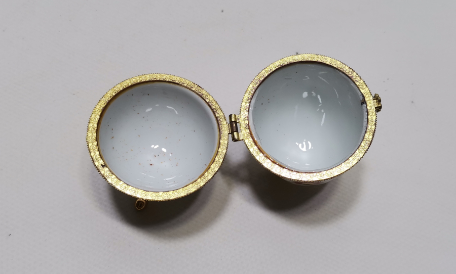 ALTIN VARAKLI YUMURTA FORMUNDA PORSELEN KAPAKLI KUTU