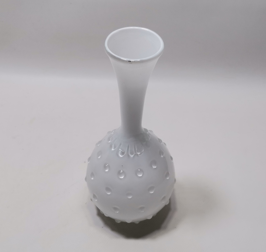 ANTİKA KABARALI OPALİN VAZO