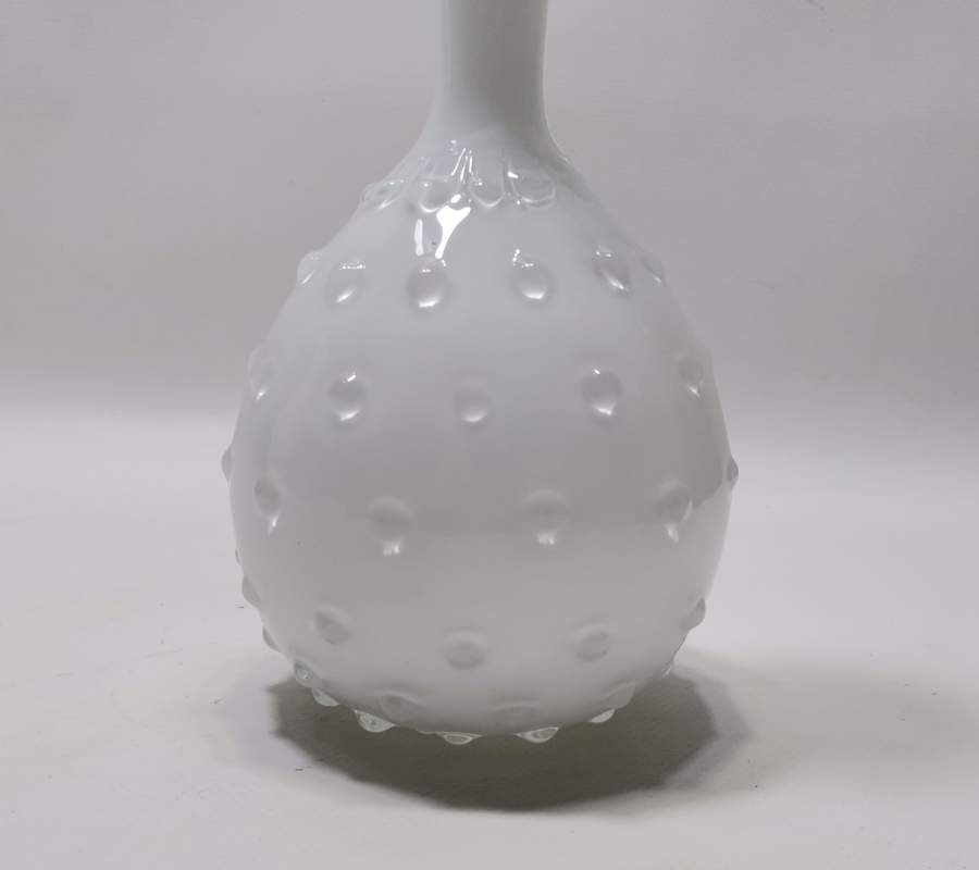 ANTİKA KABARALI OPALİN VAZO