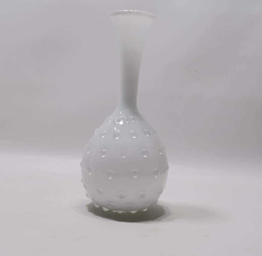 ANTİKA KABARALI OPALİN VAZO