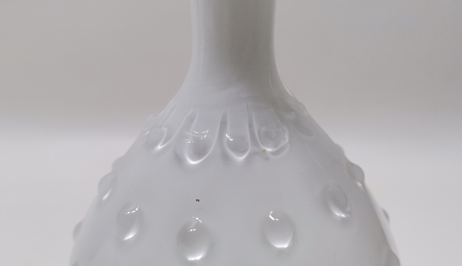 ANTİKA KABARALI OPALİN VAZO