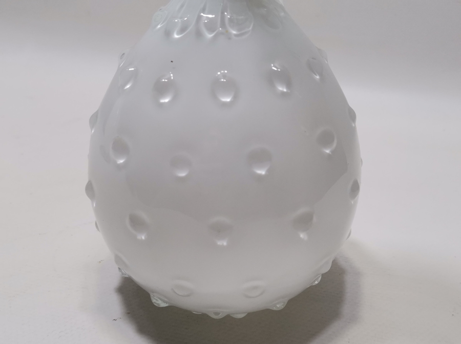 ANTİKA KABARALI OPALİN VAZO